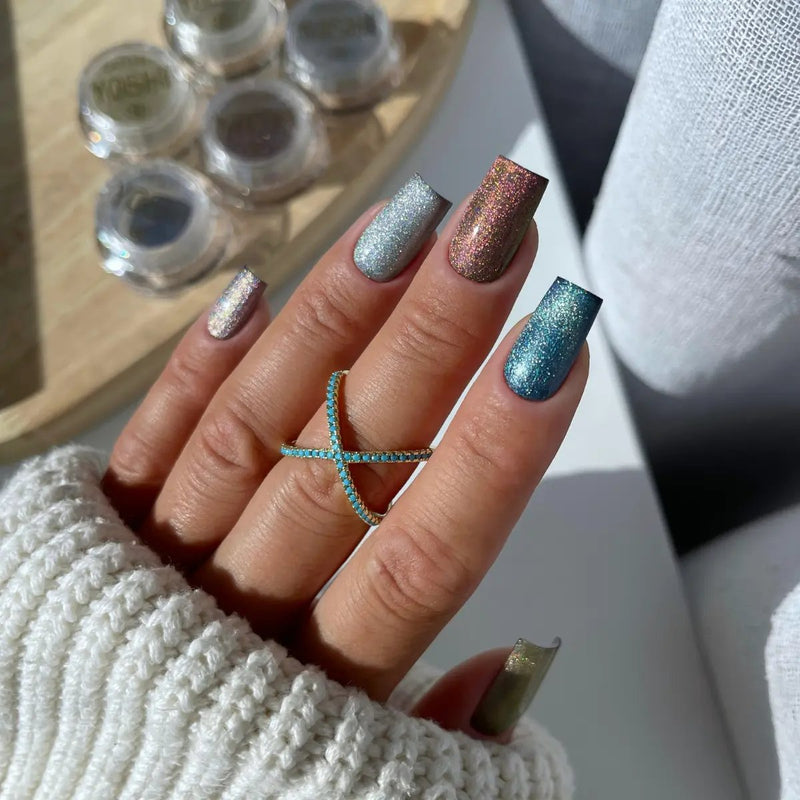 Yoshi Cat Eye Dust 3, roze nagelpoeder met groen-gouden reflecties voor cat eye en holografische effecten, foto 5 van 7