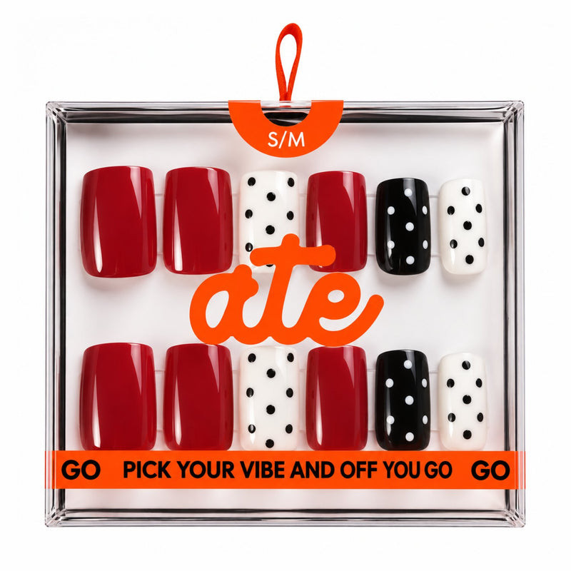 ATE Press On Nails Main Character S/M, verpakking met rode, witte en zwarte nagels met stippen