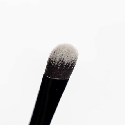 Brushworks No. 18 Flat Eye Brush